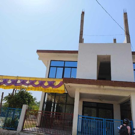 Oyo 81347 Amantran Hotel And Restaurant Kanpur Buitenkant foto
