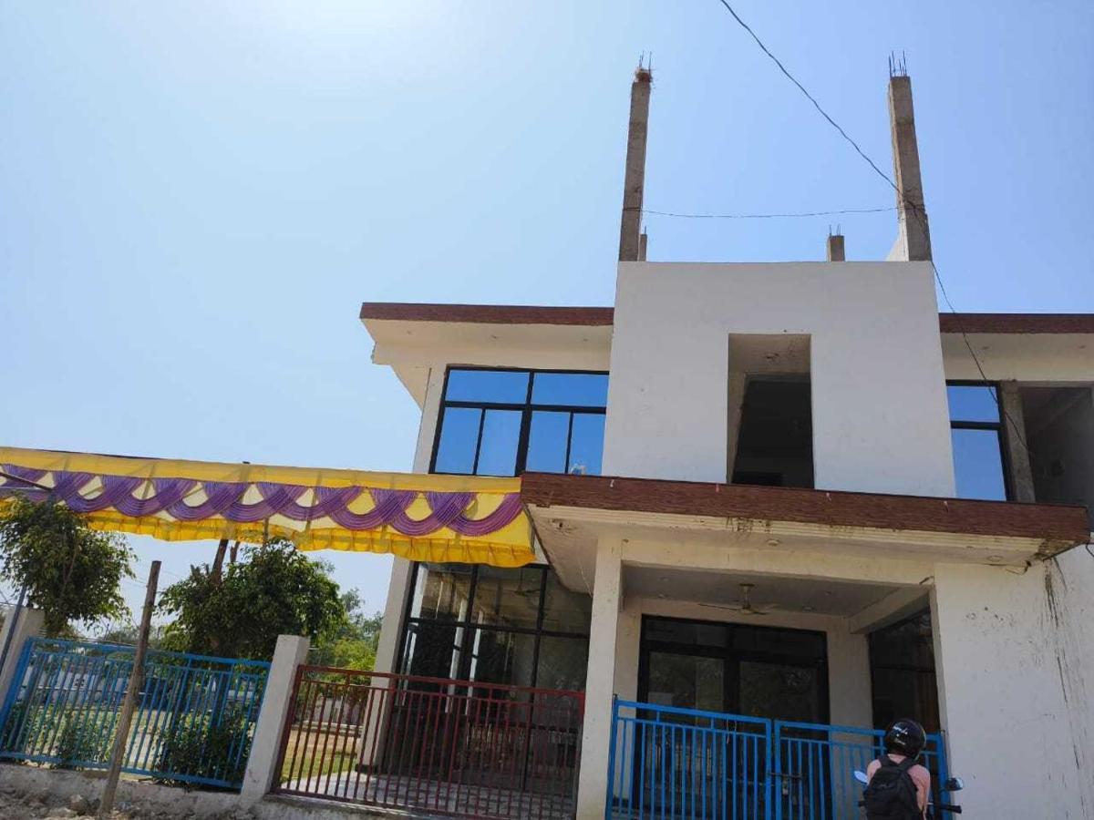 Oyo 81347 Amantran Hotel And Restaurant Kanpur Buitenkant foto